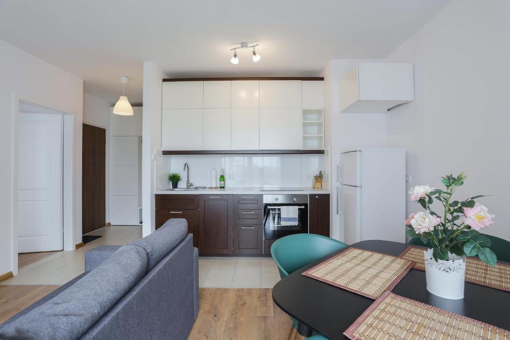 sala de estar y cocina con sofá y mesa en Apartament Gdańsk z balkonem Stare Miasto en Gdansk