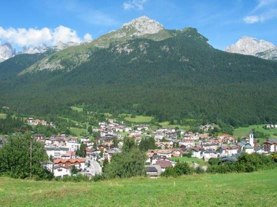 a town in a valley with mountains in the background at APPARTAMENTO LUAN in Andalo