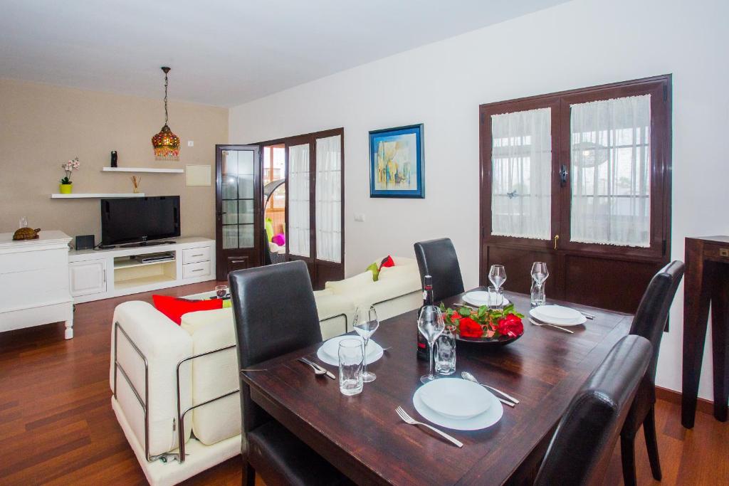 A kitchen or kitchenette at Casa Lola
