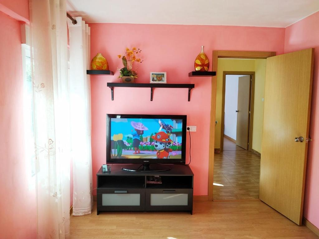 Televízia a/alebo spoločenská miestnosť v ubytovaní Apartamento Turistico en Valencia