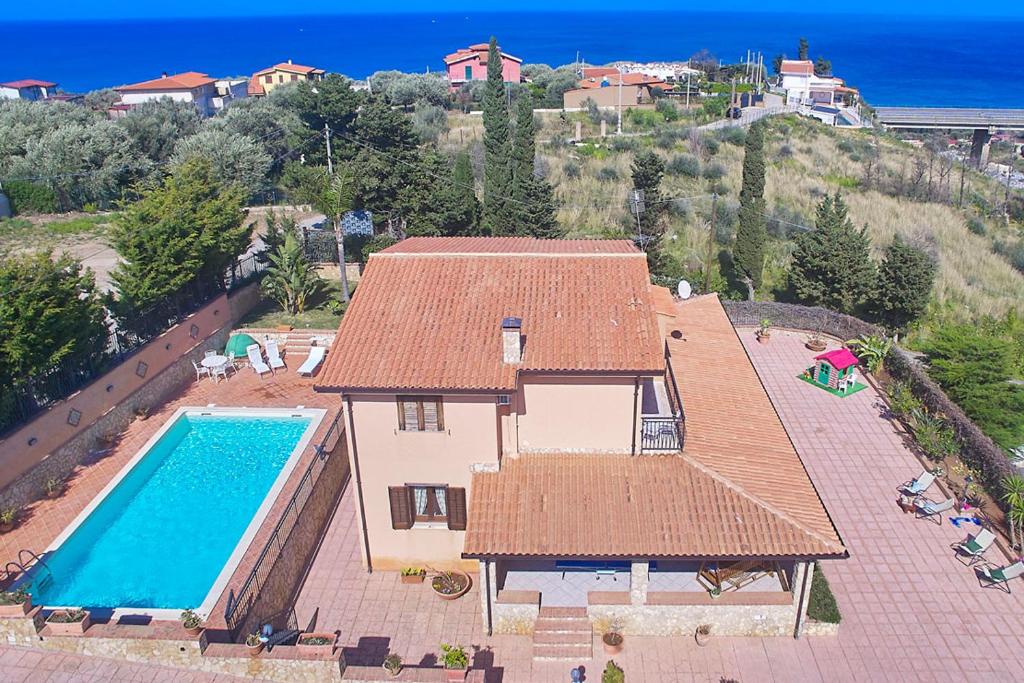 an aerial view of a house with a swimming pool at Villa Sansone in Altavilla Milicia