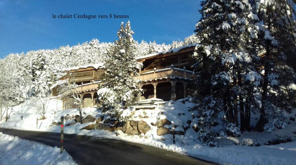 ein schneebedecktes Gebäude mit Bäumen davor in der Unterkunft Ker Cerdagne in Bolquere