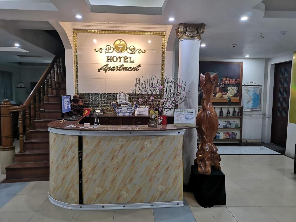 un bancone dell'hotel nella hall con scala di Le Thanh Hotel a Hai Phong