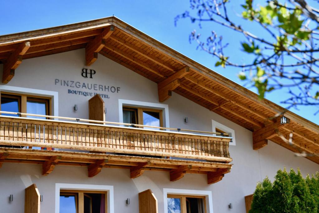 un edificio con balcón en la parte superior en Boutique Hotel Pinzgauerhof en Kaprun