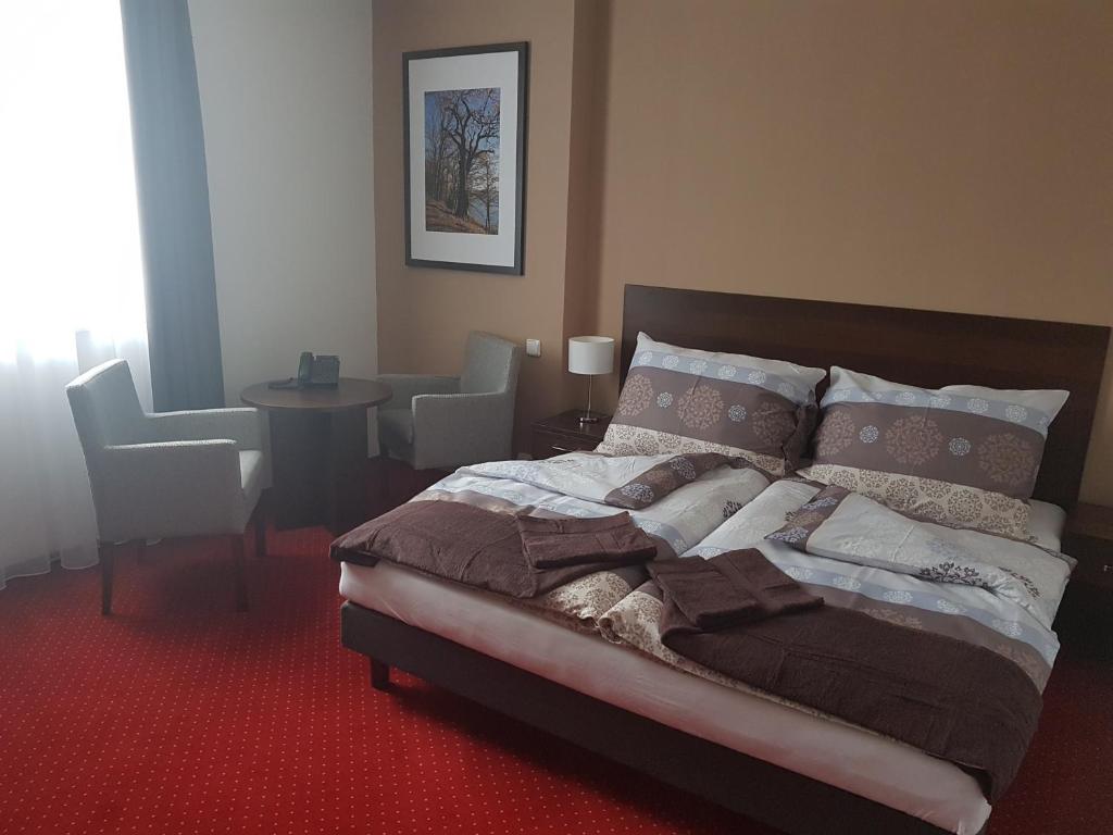 Postel nebo postele na pokoji v ubytování Wellness hotel Harmonie Třeboň