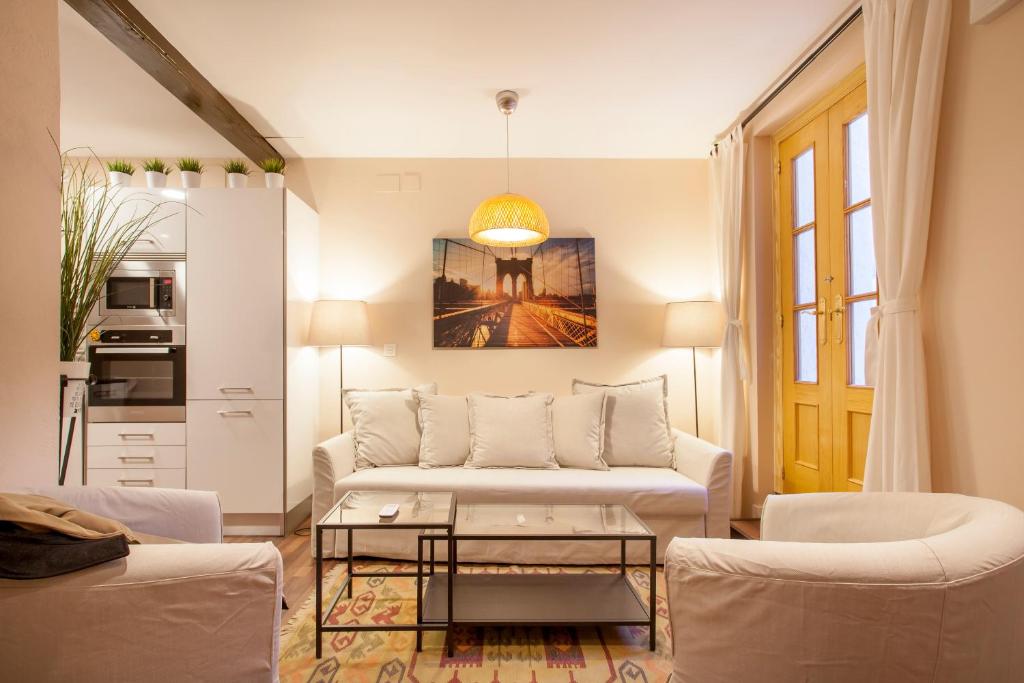 a living room with a couch and a table at Apartamento Fos in Valencia