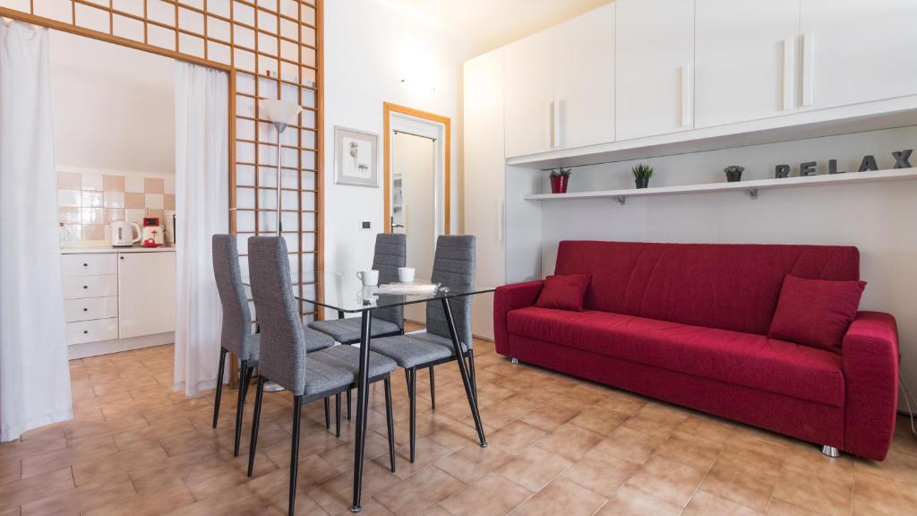 - un salon avec un canapé rouge et une table dans l'établissement Italianway - Washington 91, à Milan