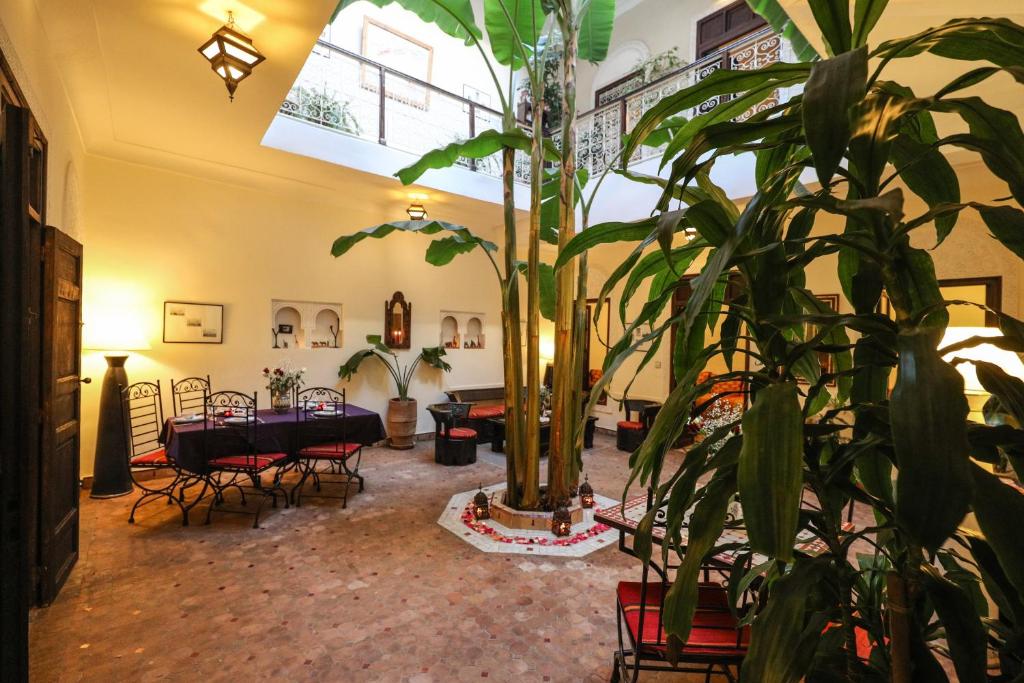 A restaurant or other place to eat at Riad Marhbabikoum