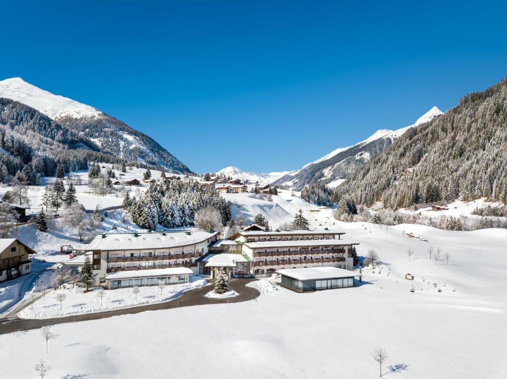 un resort en las montañas en la nieve en Defereggental Hotel & Resort en Sankt Veit in Defereggen