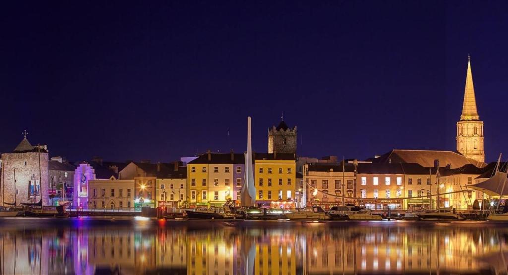 Nespecifikovaný výhled na destinaci Waterford nebo výhled na město při pohledu z hotelu