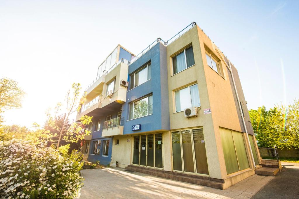 un edificio con pintura azul en el costado. en Villa Sky en Mamaia