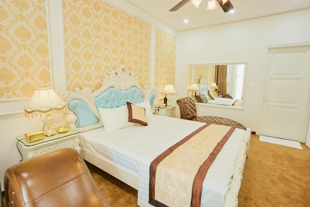 Postel nebo postele na pokoji v ubytování King's Hotel Mỹ Đình