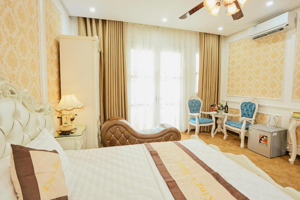 Postel nebo postele na pokoji v ubytování King's Hotel Mỹ Đình