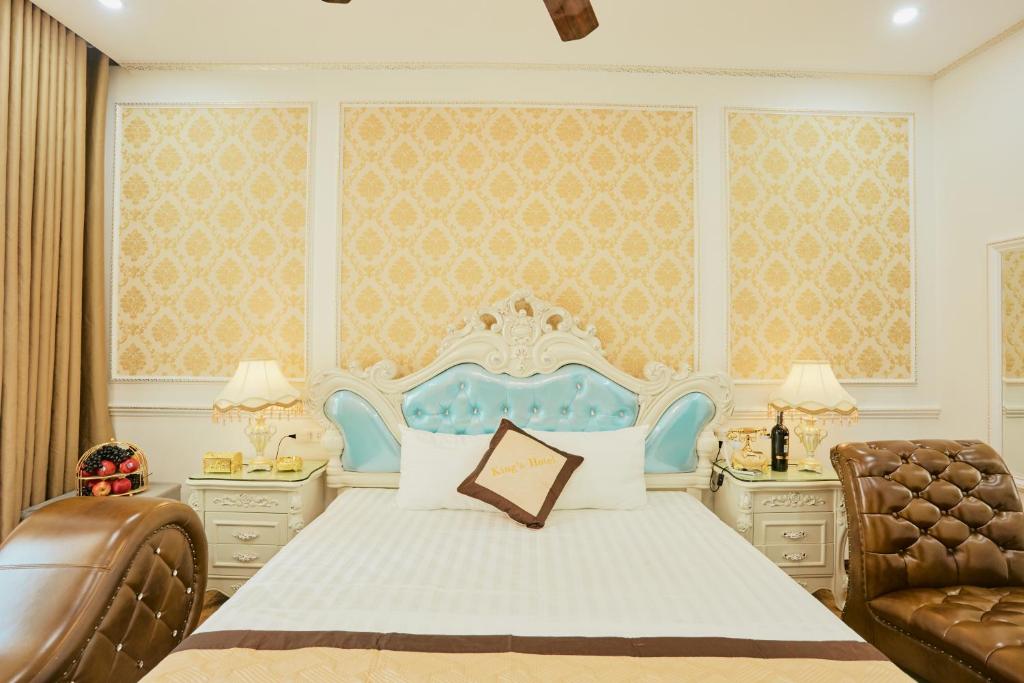 Postel nebo postele na pokoji v ubytování King's Hotel Mỹ Đình
