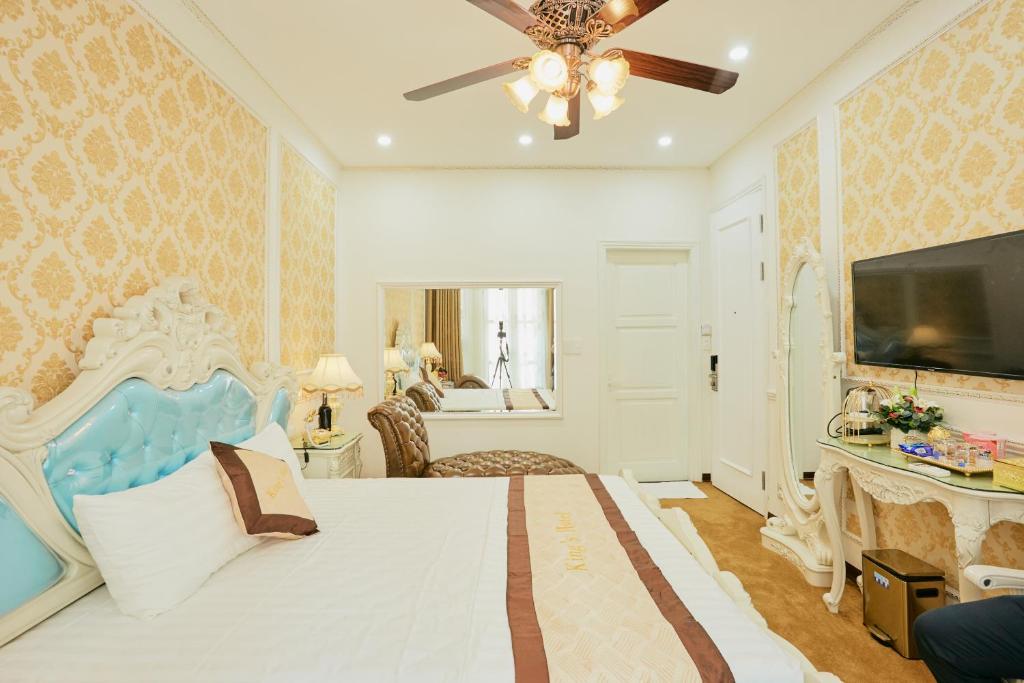 Postel nebo postele na pokoji v ubytování King's Hotel Mỹ Đình