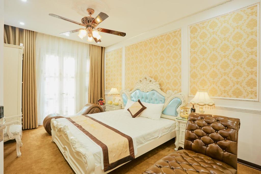 Postel nebo postele na pokoji v ubytování King's Hotel Mỹ Đình