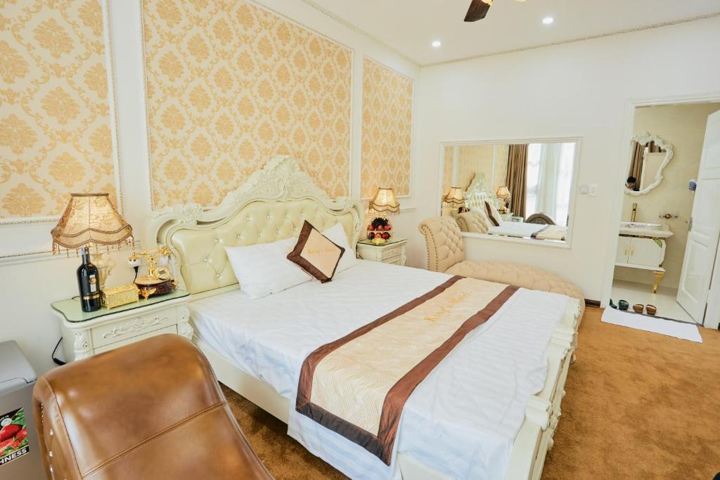Postel nebo postele na pokoji v ubytování King's Hotel Mỹ Đình