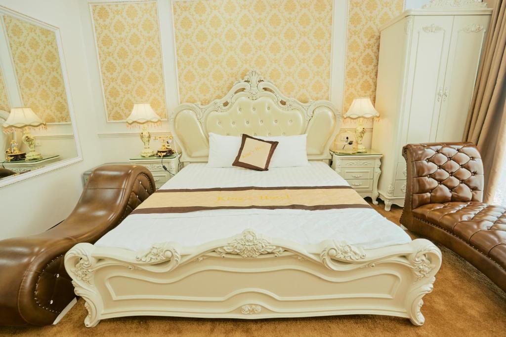 Postel nebo postele na pokoji v ubytování King's Hotel Mỹ Đình