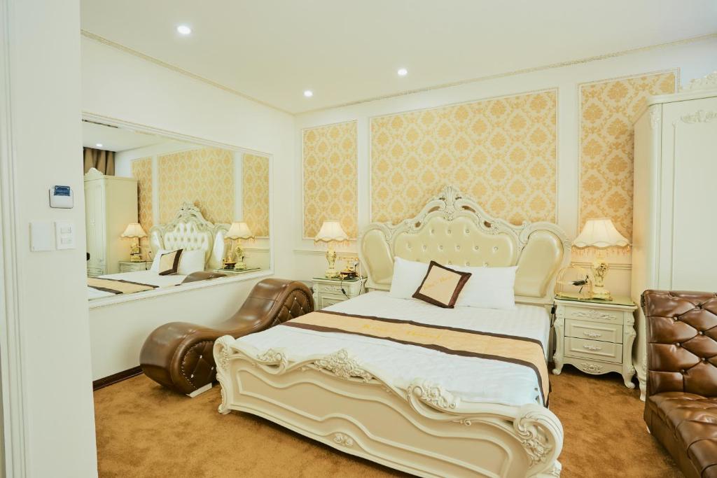 Postel nebo postele na pokoji v ubytování King's Hotel Mỹ Đình