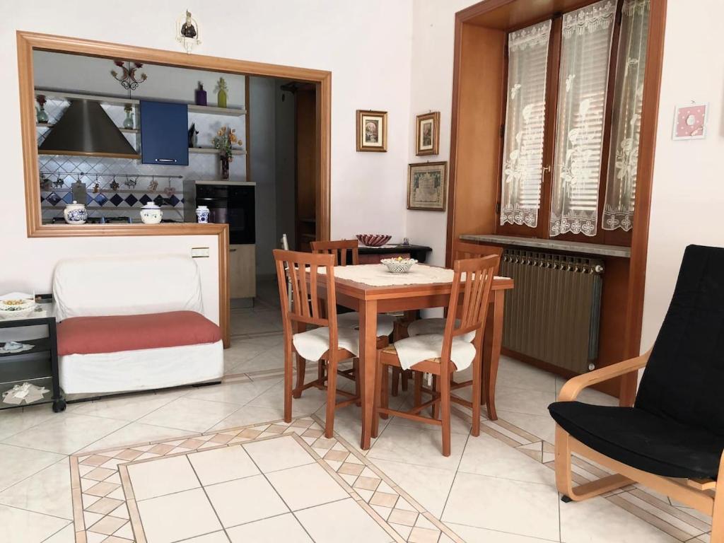 kuchnia i jadalnia ze stołem i krzesłami w obiekcie La Casa Di Lina w mieście Baiano