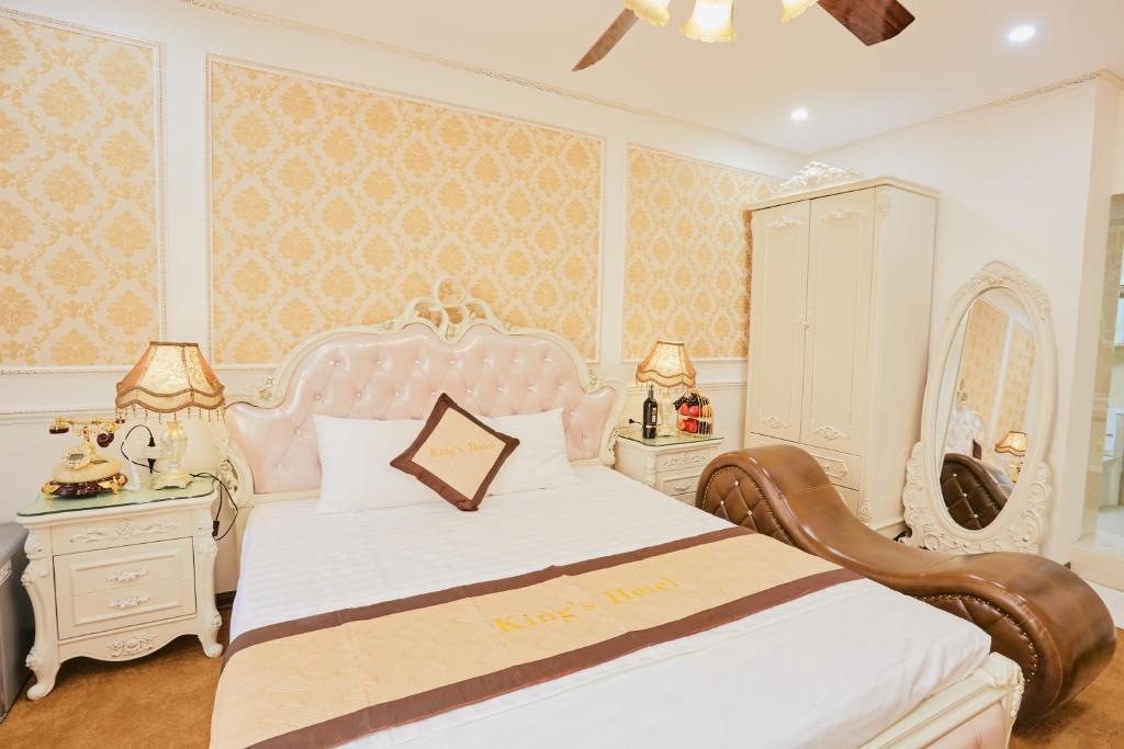 Postel nebo postele na pokoji v ubytování King's Hotel Mỹ Đình