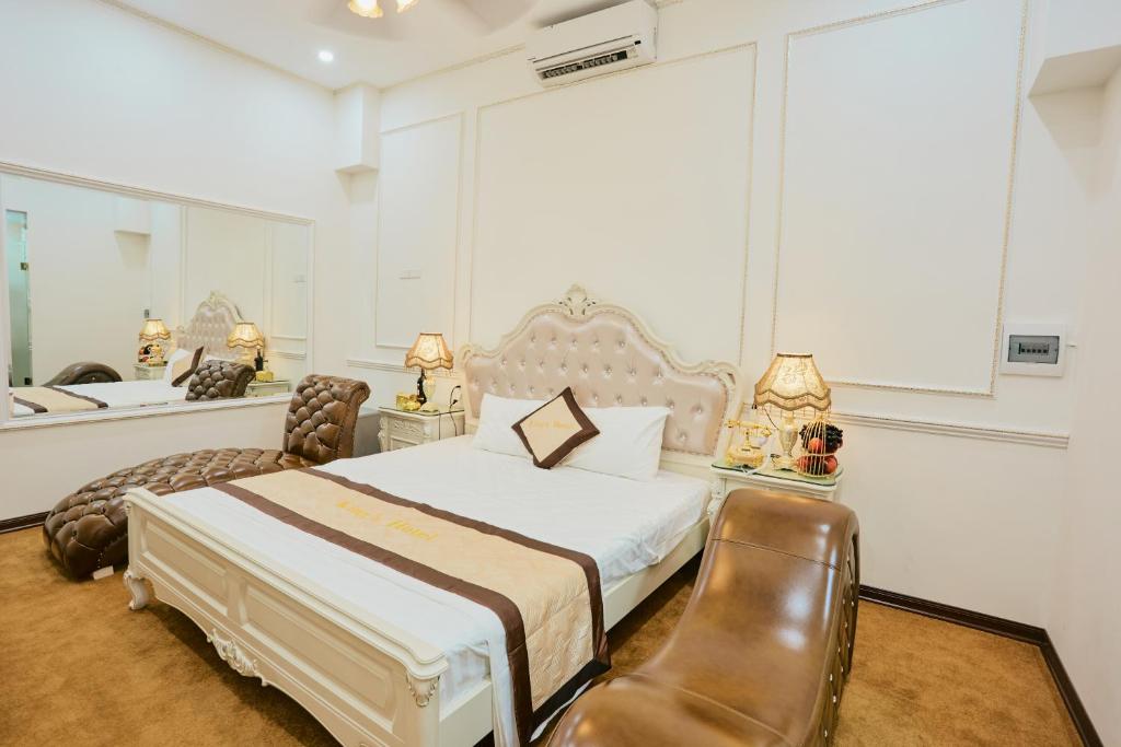 Postel nebo postele na pokoji v ubytování King's Hotel Mỹ Đình