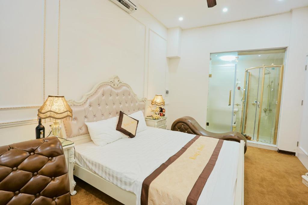 Postel nebo postele na pokoji v ubytování King's Hotel Mỹ Đình