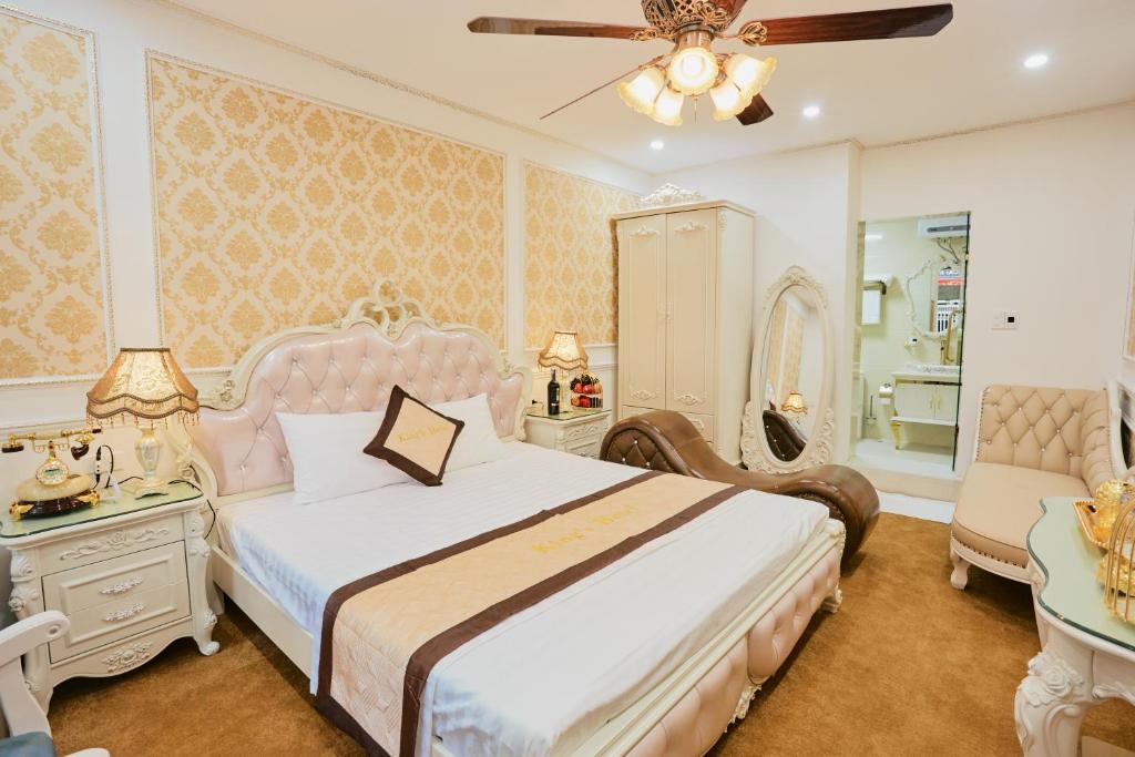 Postel nebo postele na pokoji v ubytování King's Hotel Mỹ Đình