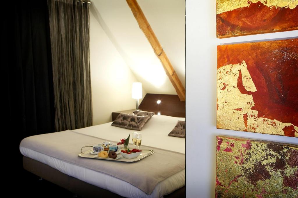 A bed or beds in a room at Hotel Sant Roc
