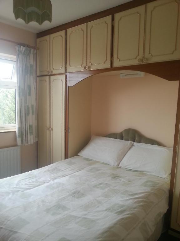 Postel nebo postele na pokoji v ubytování Aran View - Radharc Arainn B&B