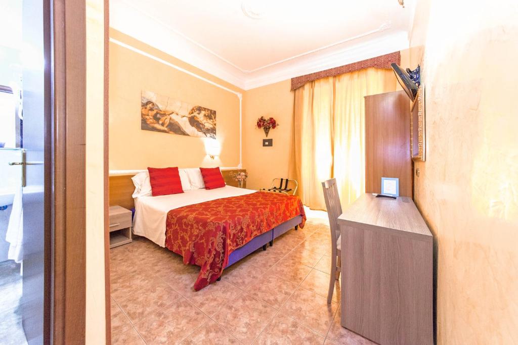 um quarto de hotel com uma cama com um cobertor vermelho em Soggiorno Downtown em Roma