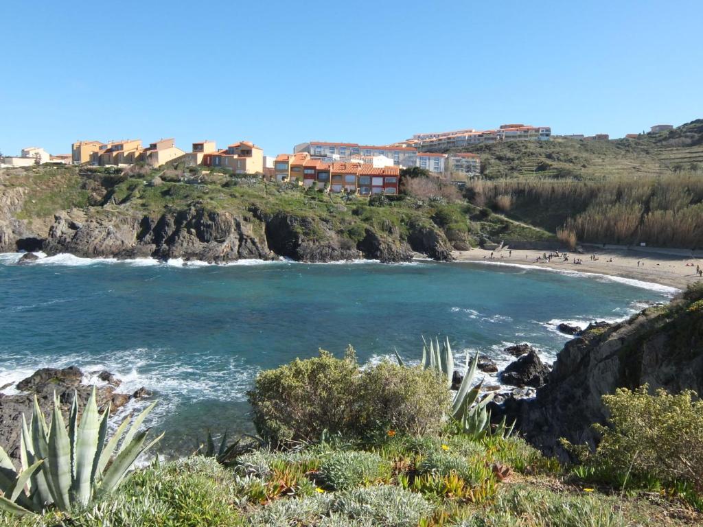 vistas a la playa desde los acantilados en Apartment Les Roches Bleues-1 by Interhome en Collioure
