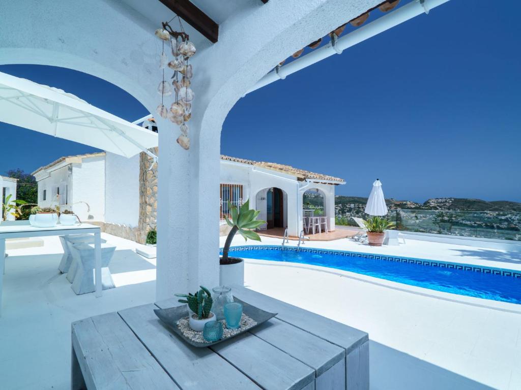 eine Villa mit einem Pool und einem Haus in der Unterkunft Holiday Home Benimeit by Interhome in Moraira
