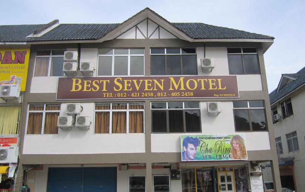 un edificio con un cartel que dice mejor motel siete en Best Seven Motel, en Kuah