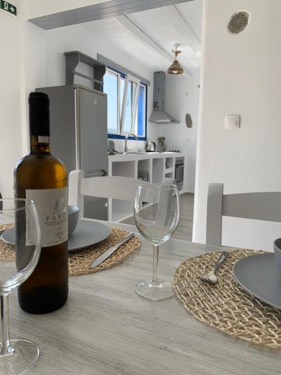 Nápoje v ubytovaní PARIAN WHITE LUXURY APARTMENTS