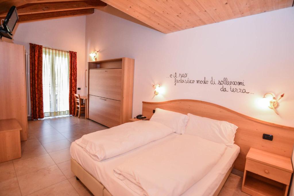 Postel nebo postele na pokoji v ubytování ALPieve Albergo Pieve