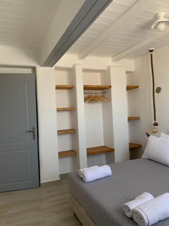 Posteľ alebo postele v izbe v ubytovaní PARIAN WHITE LUXURY APARTMENTS