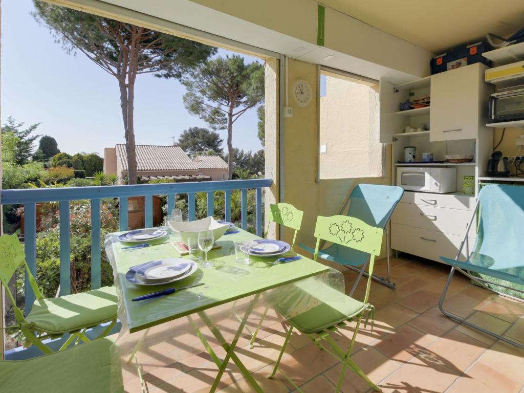 un balcon avec une table et des chaises et une cuisine dans l'établissement Studio le Clos des Lavandes-1 by Interhome, à Bandol