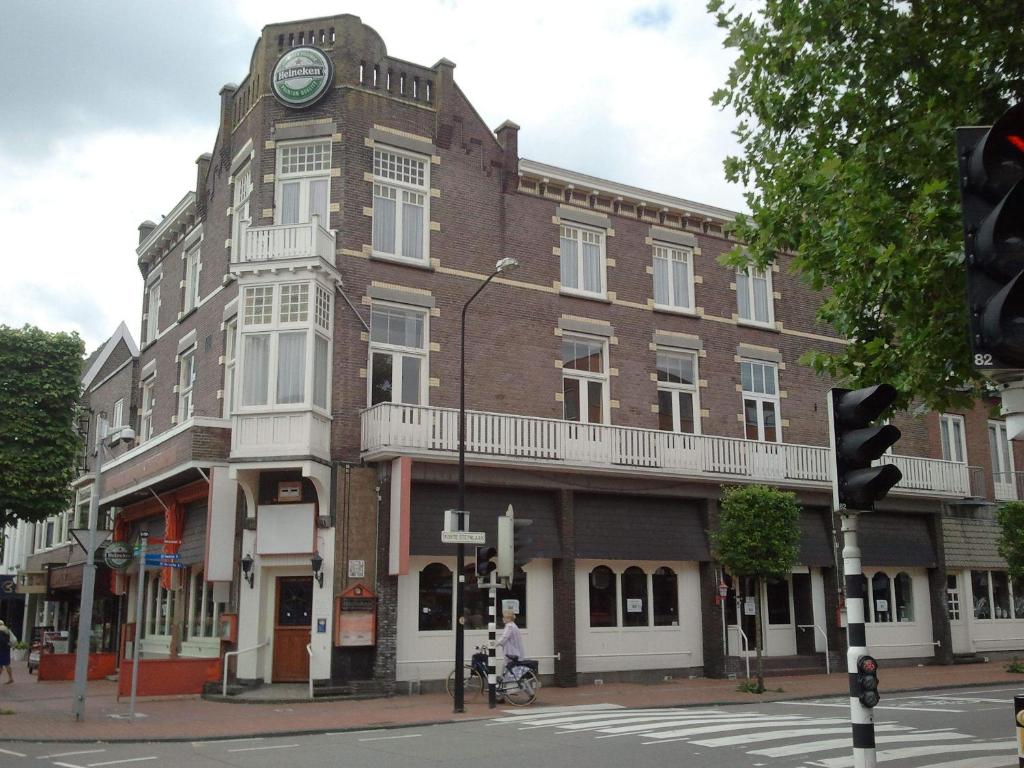 un gran edificio de ladrillo con un reloj encima en CoronaZeist-Utrecht NL, en Zeist