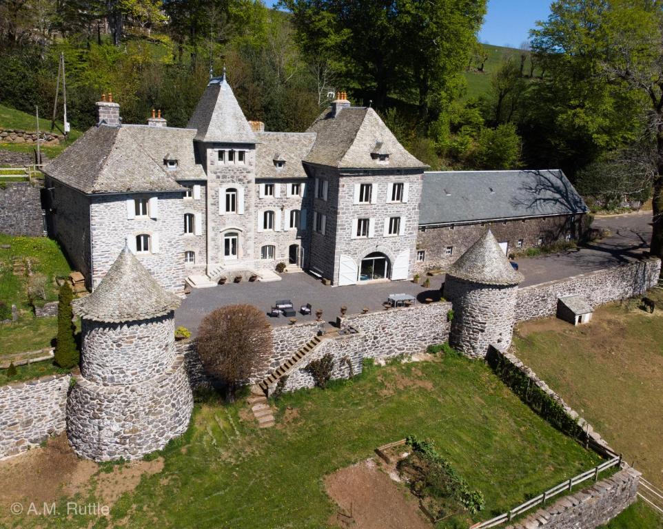 - une vue aérienne sur un château avec un mur en pierre dans l'établissement Château du Puech, à Curières