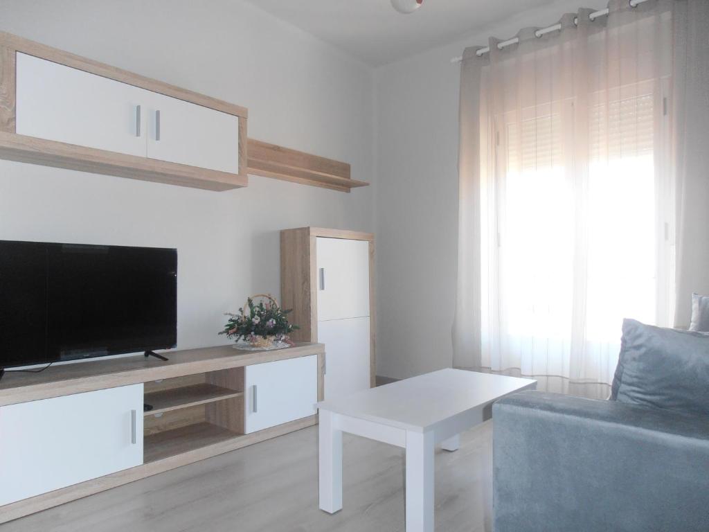 ein Wohnzimmer mit einem TV und einem Sofa in der Unterkunft Paneras del Rey in Avila