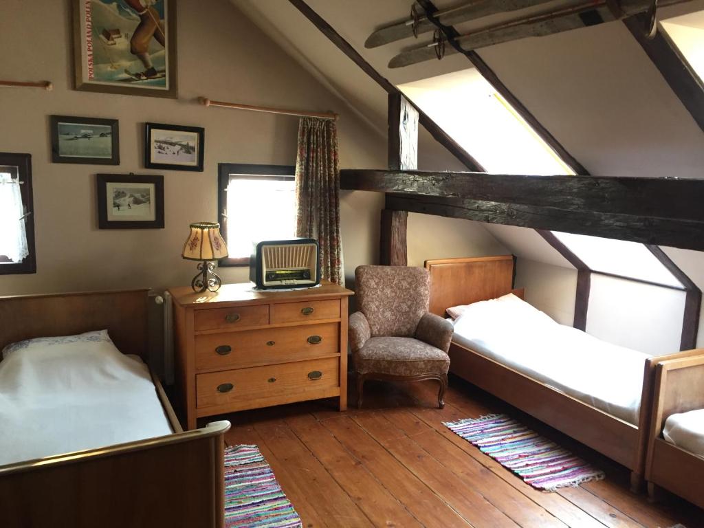Schlafzimmer mit einem Bett, einem Schreibtisch und einem Stuhl in der Unterkunft Pensjonat Nostalgia in Sosnowka