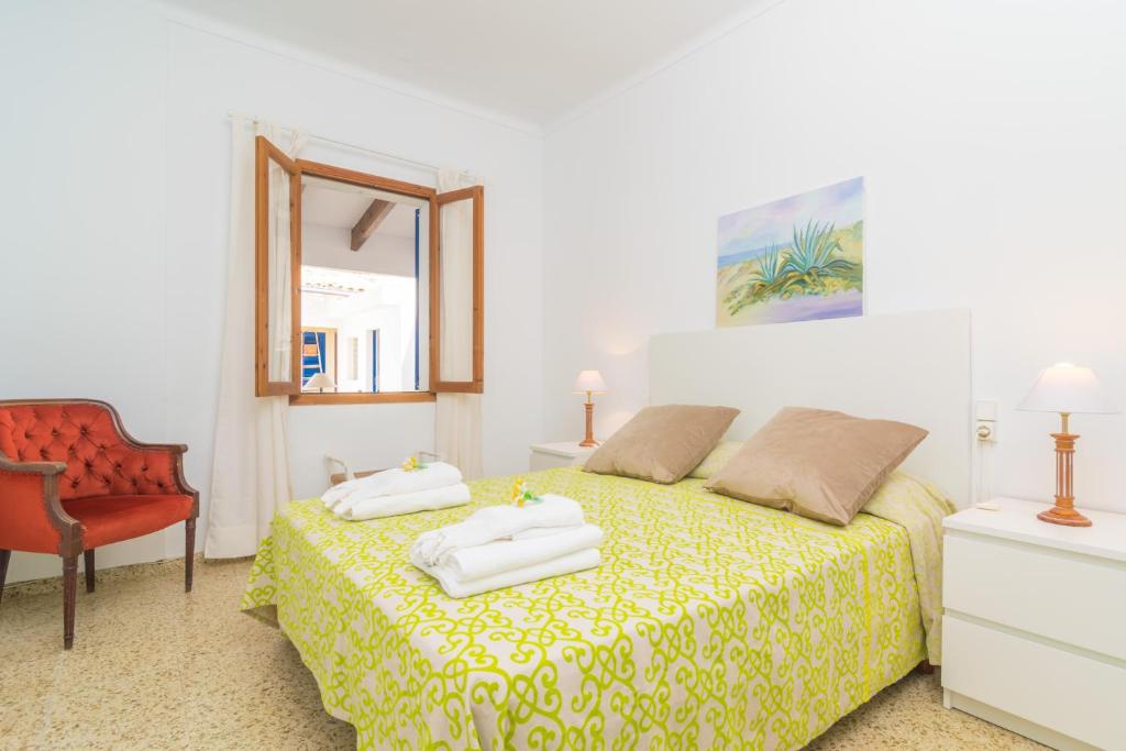 A bed or beds in a room at Can Boeres