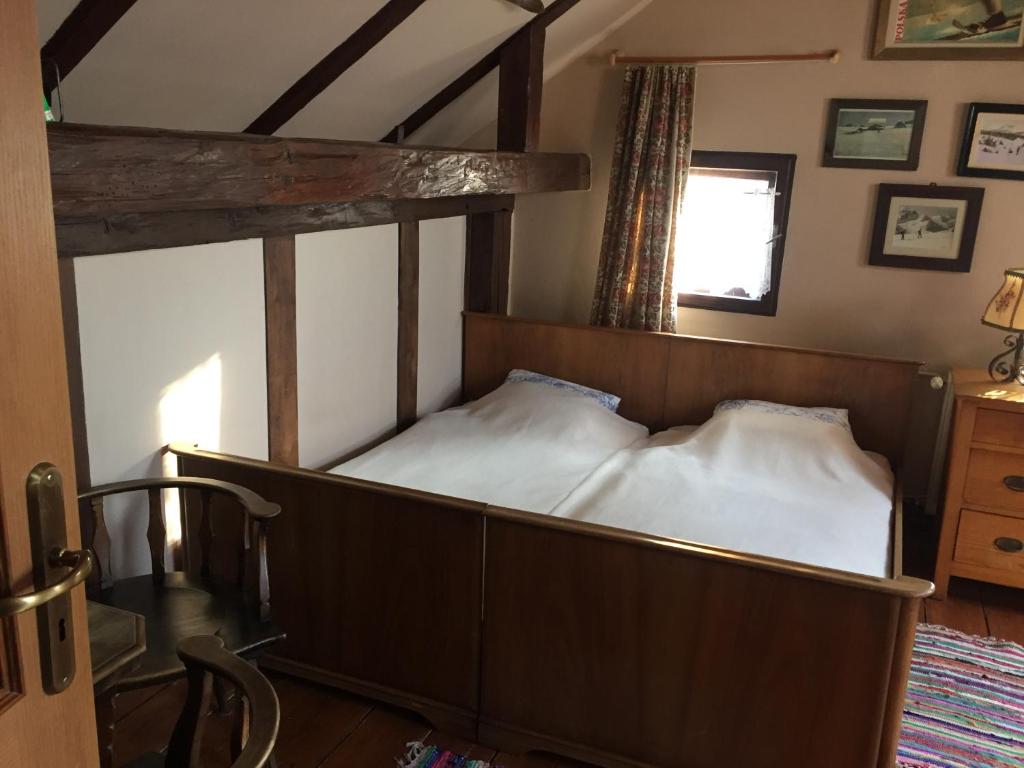 Un pat sau paturi într-o cameră la Pensjonat Nostalgia