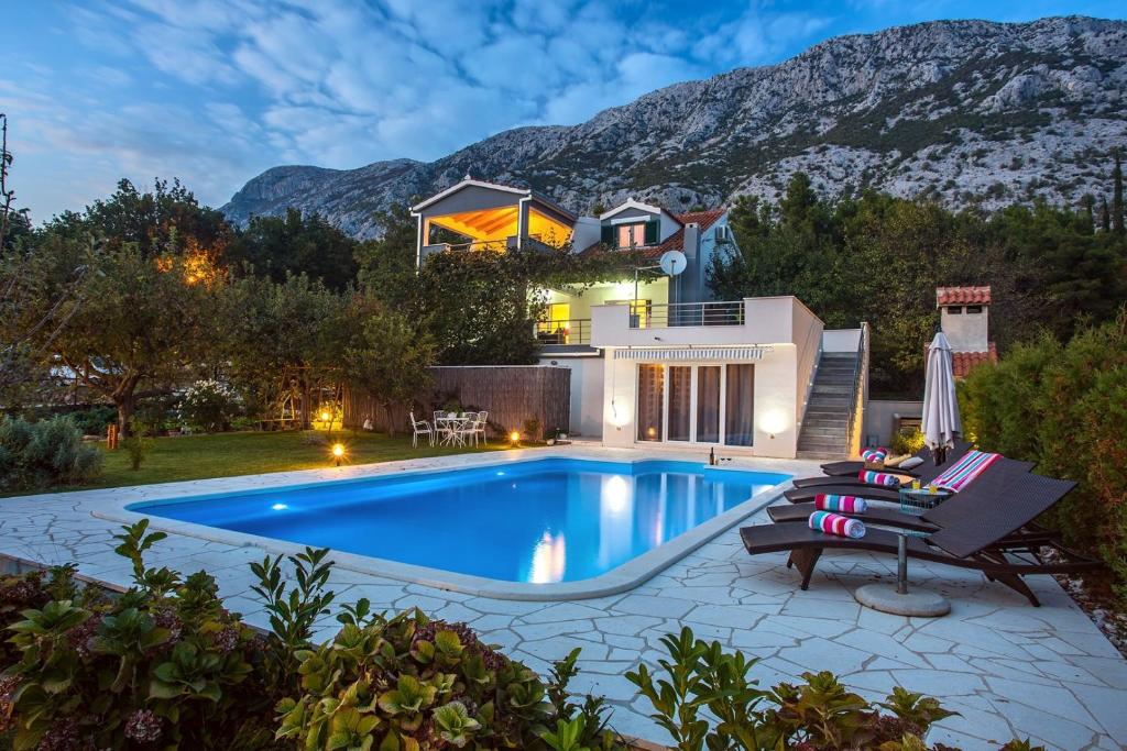Bazén v ubytovaní Villa Golden Garden with 50sqm private pool alebo v jeho blízkosti