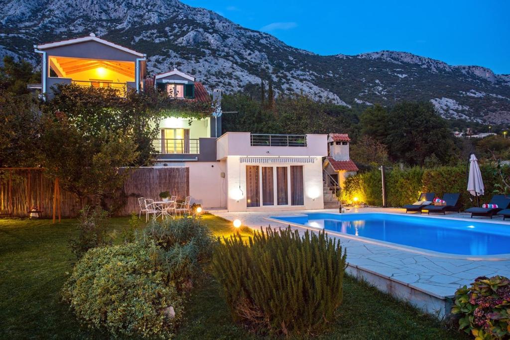 Bazén v ubytovaní Villa Golden Garden with 50sqm private pool alebo v jeho blízkosti