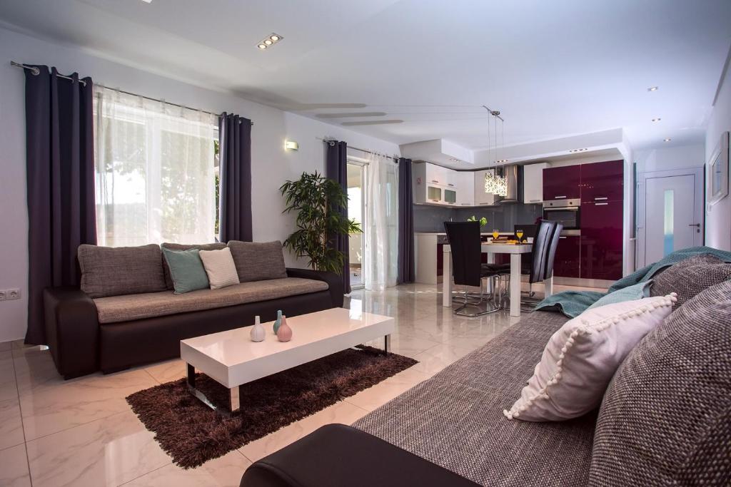 Posedenie v ubytovaní Villa Golden Garden with 50sqm private pool