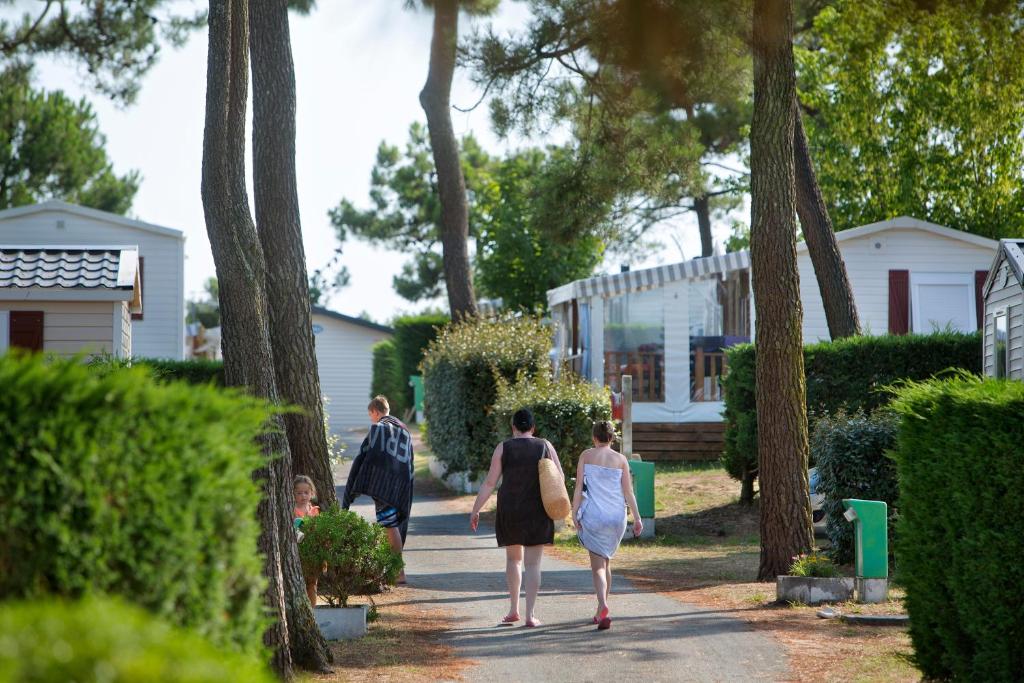 Camping Les Violettes - Chalet De Tres Habitaciones