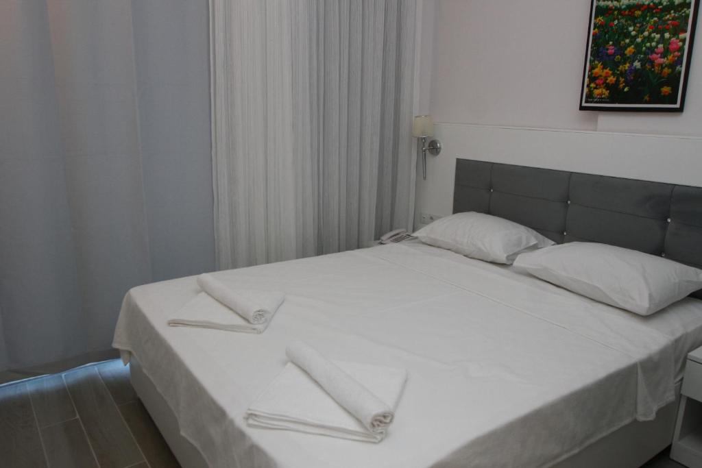 A bed or beds in a room at LİMAN BOUTIQUE OTEL