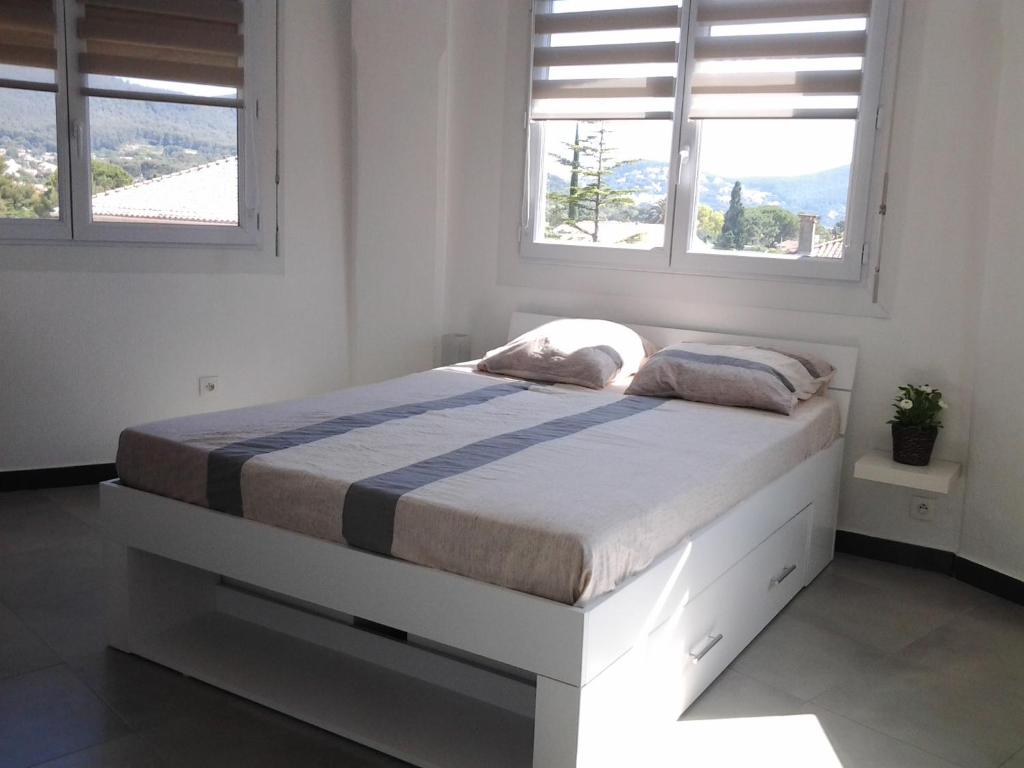 Un pat sau paturi într-o cameră la Château d'eau réaménagé en Maison ronde proche de la plage et du Castellet